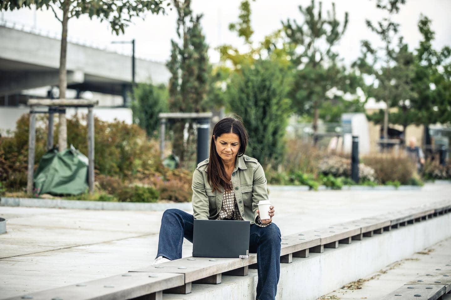 Kvinde med laptop