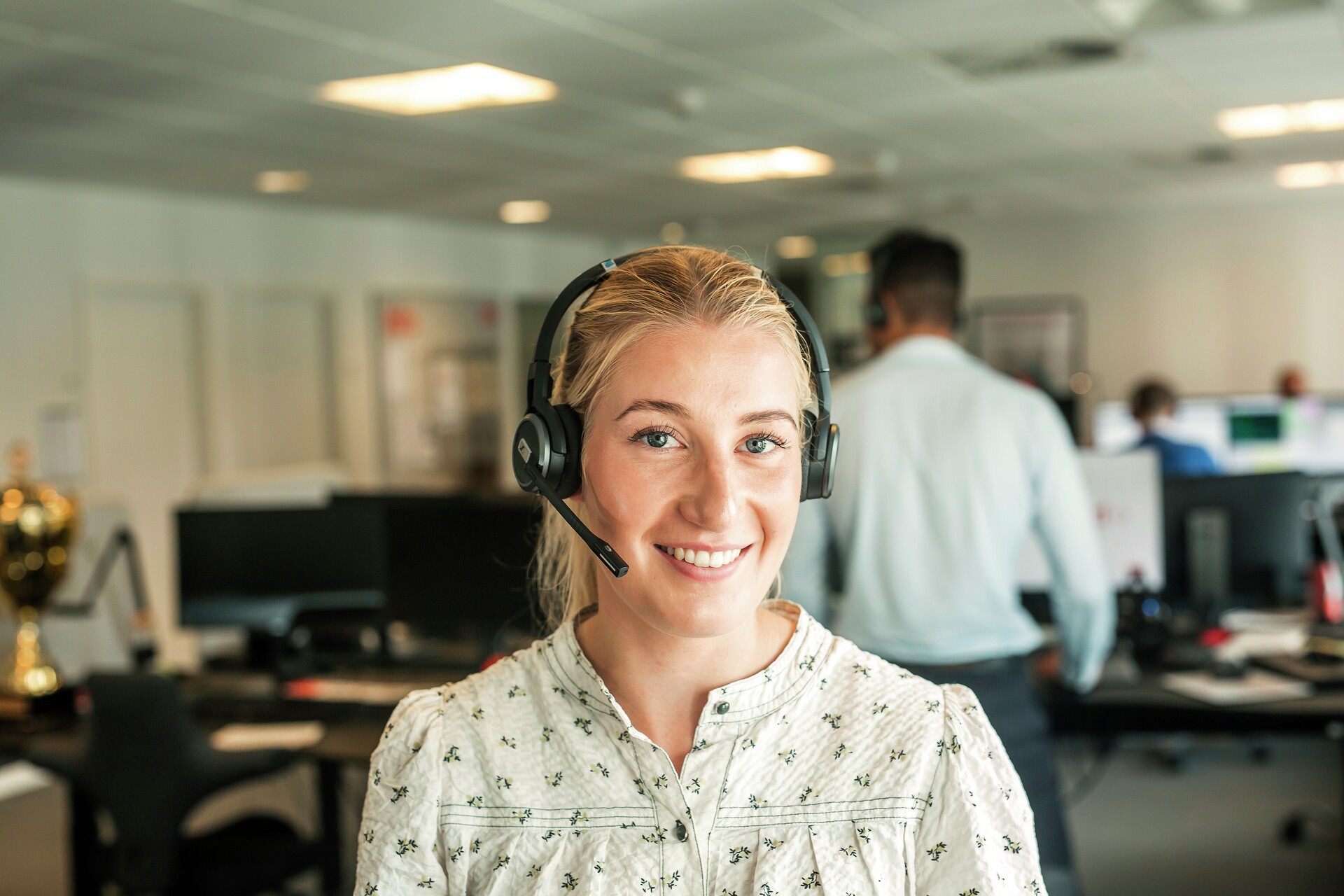Kvinde har headset smiler, fotografi