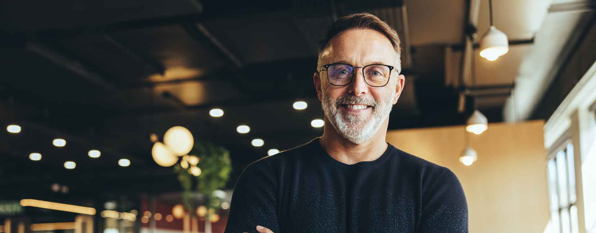 Smilende mand med briller