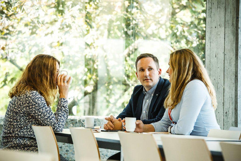 Rådgiver taler med to kvinder