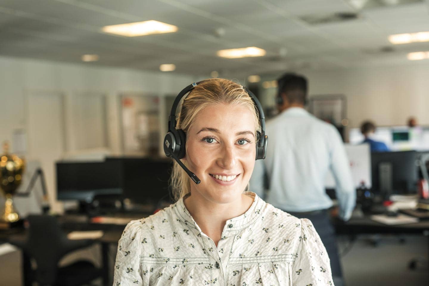 Pige med headset, der modtager opkald