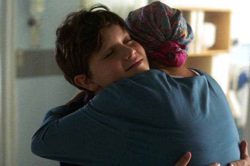 Barn krammer sin mor, fotografi