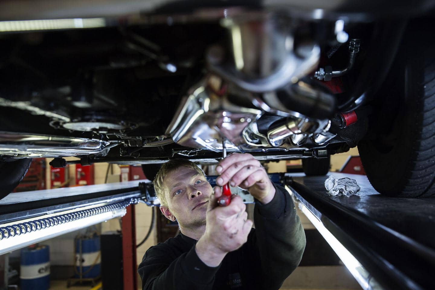 Autoforhandler- og værkstedsforsikring, mekaniker reparerer bil